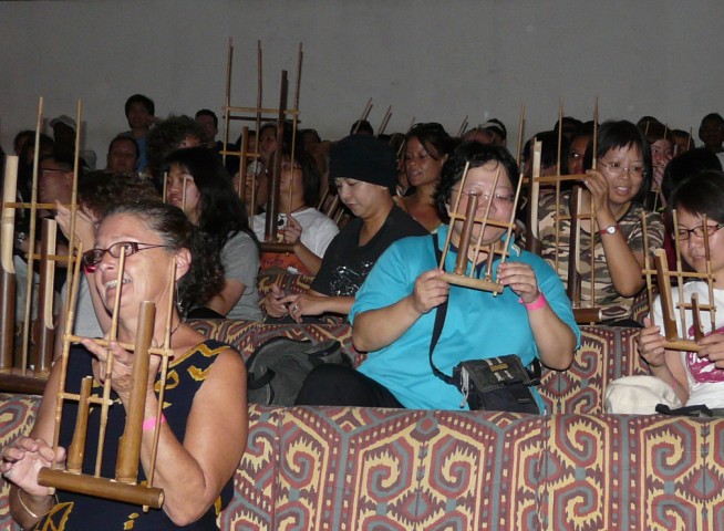 audience playing angklung